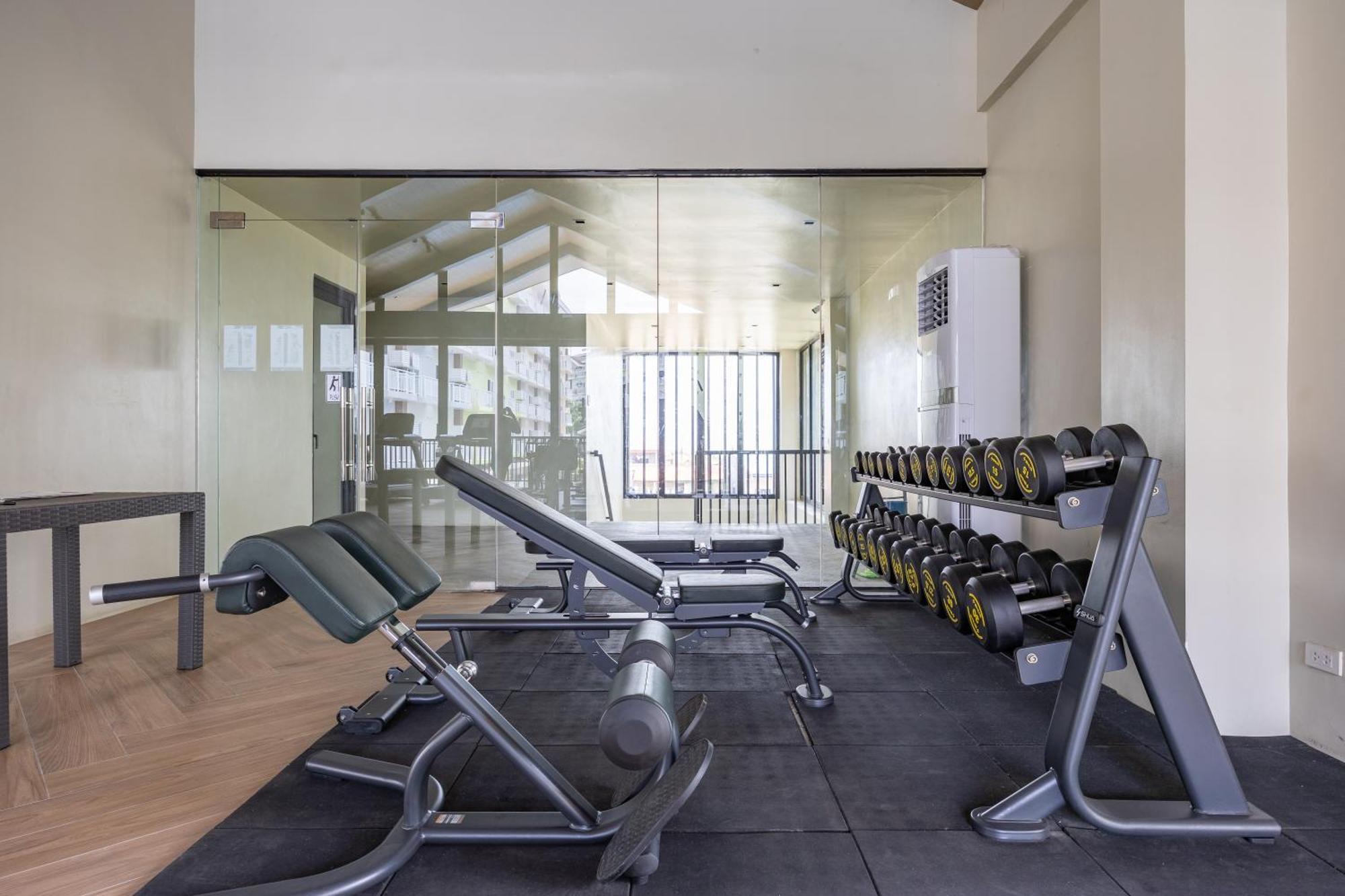 Amani 237, 3 Minutes To Airport, With Gym & Pool, Free Netflix, Fast Wi-fi Apartment *